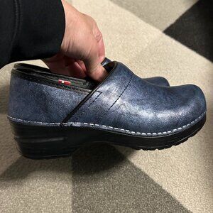 Sanita Signature Leather Metallic Blue Nursing Shoes Clogs Women's Size 36